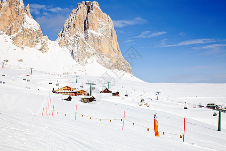 滑树度假区房子高山阳光小木屋踪迹活动滑雪者季节蓝色索道背景图片