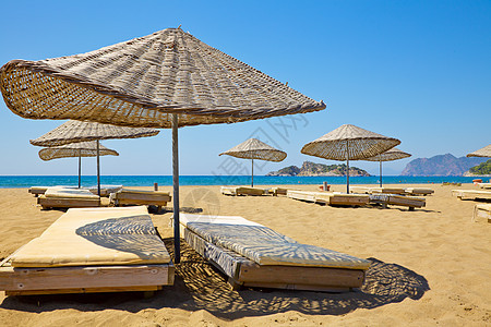 阳光沙滩遮阳棚旅行蓝色庇护所躺椅酒店旅游椅子海岸海滩图片