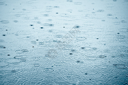 下雨天气雨滴天空飞溅圆圈池塘反射液体波纹水坑涟漪图片