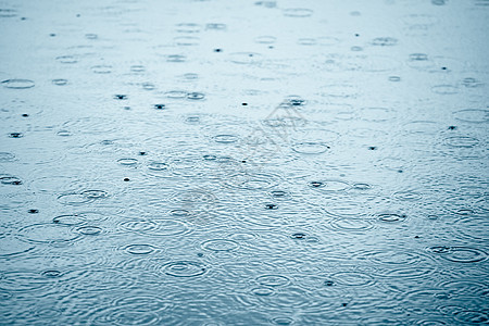 下雨天气雨滴天空飞溅圆圈池塘反射液体波纹水坑涟漪背景图片