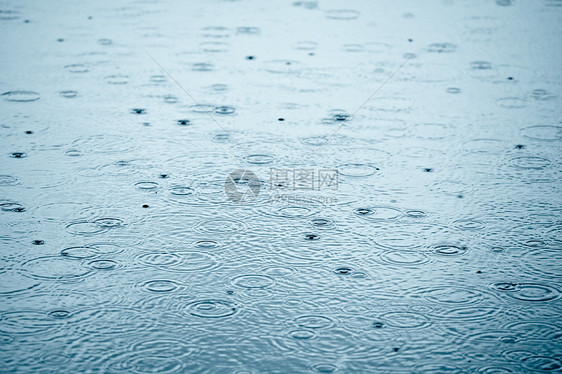 下雨天气雨滴天空飞溅圆圈池塘反射液体波纹水坑涟漪图片