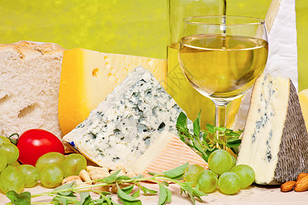 葡萄和奶酪玻璃坚果小吃拼盘模具奶制品蓝色文化桌子腰果图片