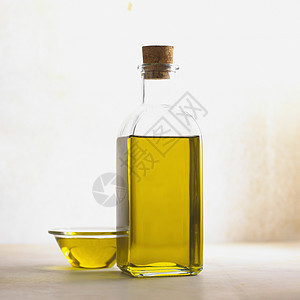 碗中的橄榄油图片