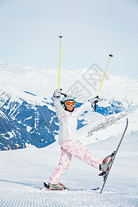 快乐的小女孩在下坡滑雪女孩活动头盔天空季节女性套装衣服山脉蓝色图片