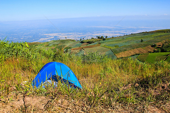 在山上扎营帐篷场地旅行睡眠绿色风景荒野假期营地娱乐岩石图片