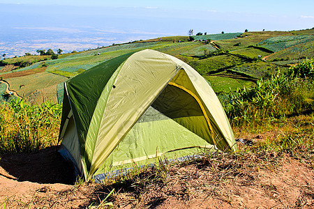 在山上扎营帐篷荒野草地睡眠绿色风景假期娱乐岩石旅行营地图片