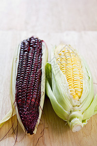 新鲜玉米紫色植物核心营养黄色棒子蔬菜丝绸耳朵图片