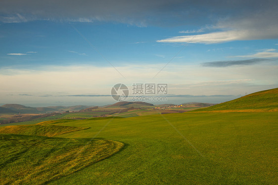 在高尔夫球场竞争闲暇驾驶草地娱乐球座标准杆乐趣高尔夫球杯子图片