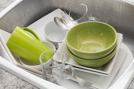 在厨房洗碗池中洗碗玻璃勺子水滴菜肴海绵金属制品家务杯子盘子图片