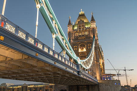 夜间有名塔桥 见于联合王国伦敦塔地区月亮游戏国家石头蓝色艺术历史地标英语旅游图片