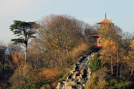 日本塔和瀑布背景图片