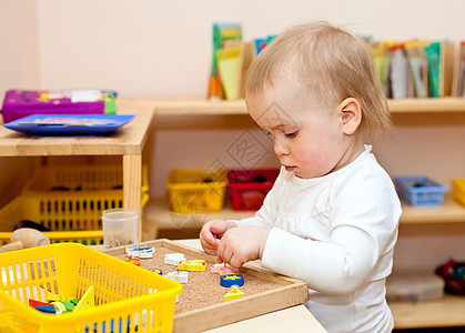 托儿所儿童人数工艺玩具孩子学习木板桌子女孩游戏手指幼儿园图片
