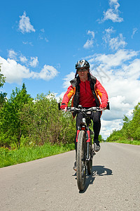 巡回骑自行车手土地山地沥青游客小路娱乐闲暇车道活动追求图片