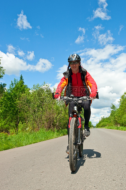 巡回骑自行车手土地山地沥青游客小路娱乐闲暇车道活动追求图片