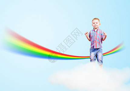 男孩在云彩和彩虹上跳跃天空套装孩子艺术乐趣苗圃喜悦男生友谊幸福图片