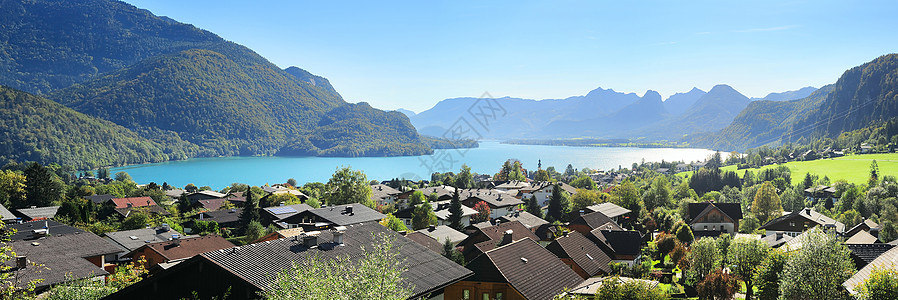 阿尔卑斯山村爬坡城市支撑风景草地旅行蓝色全景假期房子图片