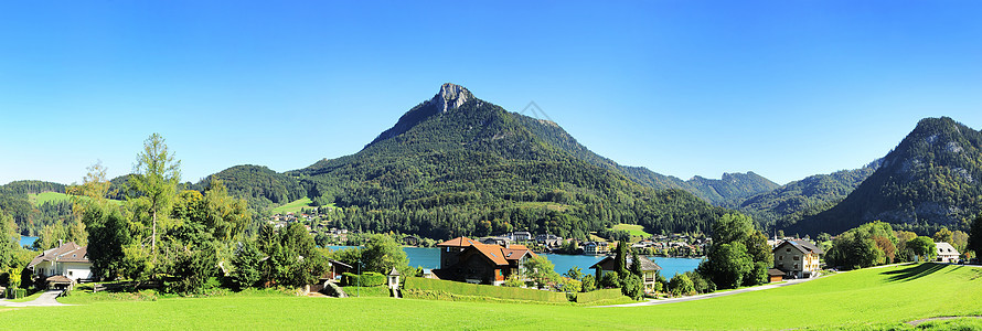 阿尔卑斯山村天空假期旅游风景景观天际草地房子蓝色山脉图片