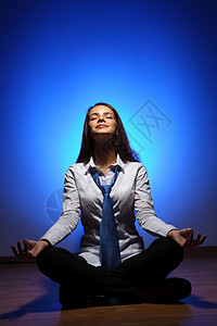 商业妇女冥想场景精神专注瑜伽女性商务沉思办公室脉轮人士图片