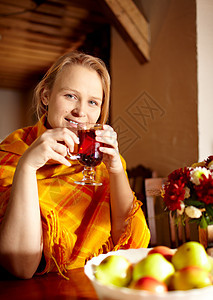 年轻女人在喝茶图片