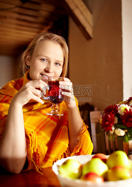 年轻女人在喝茶图片