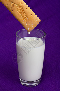 一杯牛奶加饼干图片