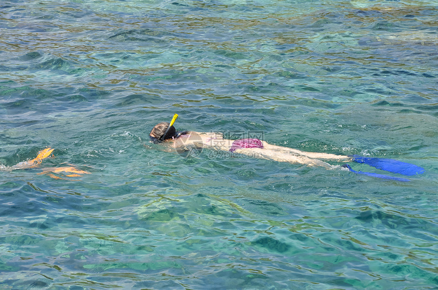 妇女在清洁海洋中潜水浮潜呼吸管运动旅游放松旅行乐趣面具季节浮潜者图片