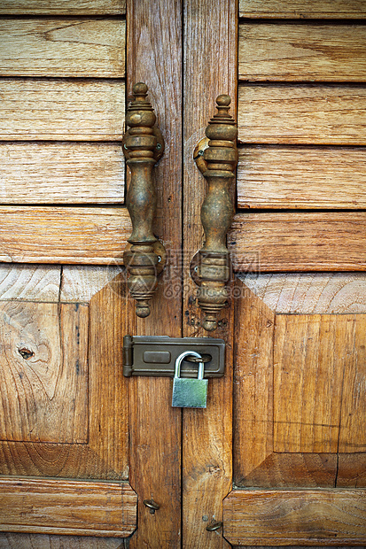 锁着的特写木制门风格金属窗户历史古董房子入口出口教会艺术图片