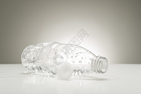 干净的塑料水瓶 装有滴子图片