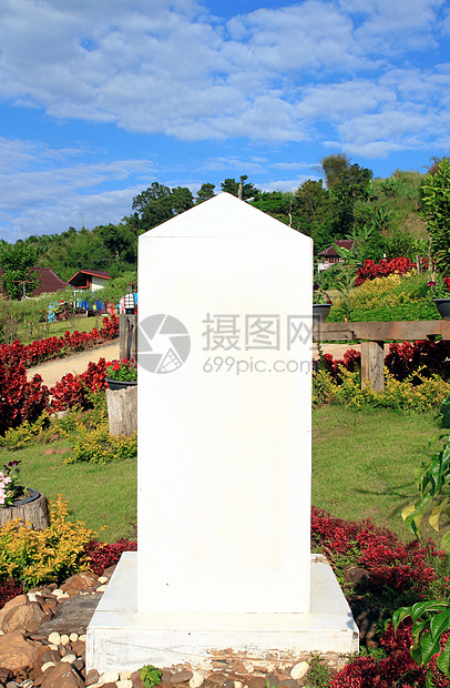 具有山地和蓝天空背景的道路上的里程碑风景石头历史英语地标旅行边缘小路树木数字图片