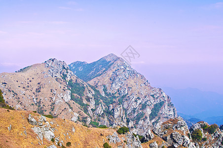 高峰的山边顶峰树林青金石岩石风景天空布雷岩溶高地石头图片