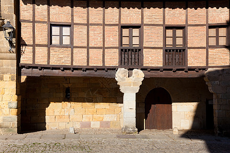 西班牙坎塔布里亚圣蒂利亚纳马勒建筑晴天建筑学旅游阳台村庄旅行正方形拱门地方石头图片