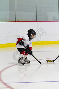 小男孩打冰曲棍球童年竞技场男生青年孩子运动木板孩子们游戏球衣图片