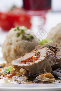 堆满了面包卷子的猪肉片饺子美食桌子酒杯蔬菜熏肉草本植物盘子餐厅烹饪图片