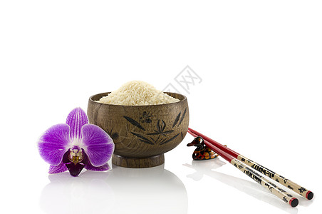 带兰花的木制大米杯食物杯子飞碟饮料白色工作室粮食筷子粉色木头图片