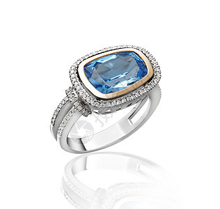 漂亮又美丽的蓝宝石环 在白色上隔离图片