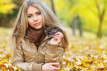 秋季美容成人眼睛女孩叶子微笑女性季节树叶花园头发图片