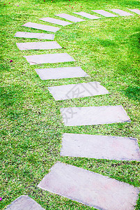 花园的石路石头人行道脚步途径岩石瓷砖路面场地草皮草地图片