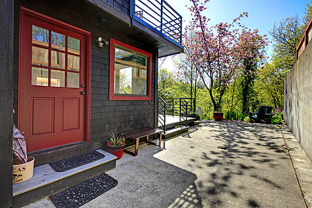 有花园风景的黑木屋前红门图片