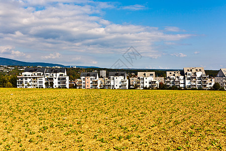 靠近田边边缘的定居点建筑树木边界家庭橙子英亩太阳住房村庄环境图片