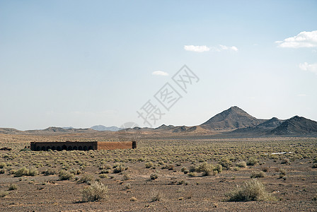 在伊兰沙漠中大草原废墟沙漠建筑学山脉建筑旅馆商队招待所图片