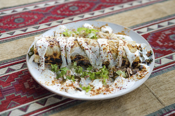 伊斯坦布尔岛的土耳其烤肉串陀螺仪餐厅盘子食物火鸡桌子小吃图片