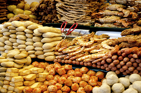 棉兰马拉西亚的马来语小吃油炸美食零食市场食物图片