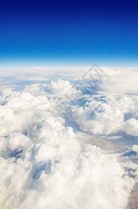 从空中飞机上取来的云层云窗户风景云景场景太阳照明器阳光天空蓝色图片