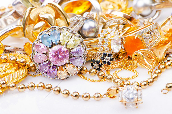 大量金首饰的收藏金属耳环魅力奢华礼物金子挂坠盒吊坠戒指钻石图片