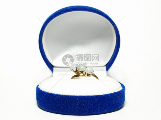 环在一个蓝盒子里宏观展示珍珠石头戒指金属宝石金子奢华宝藏图片