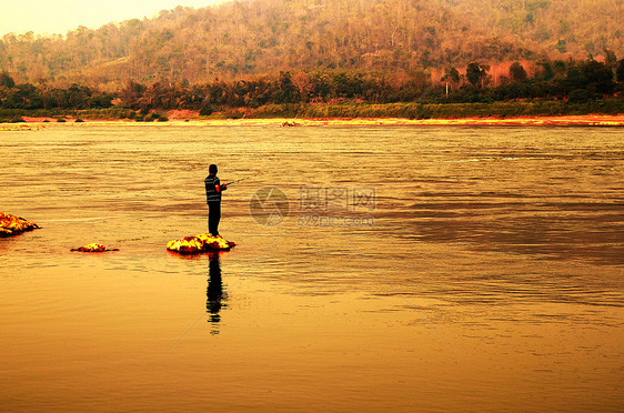 在泰国Loei湄公河上捕鱼的男子图片
