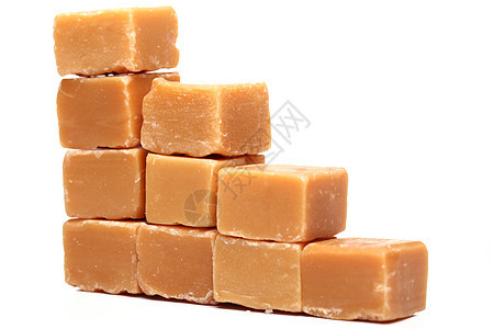 白色背景的棕色酸奶油威士忌香草蜜饯正方形营养小吃奶糖糖果可可黄油立方体图片
