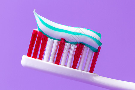 带牙膏的粉红色牙刷微笑宏观洗手间药品保健塑料牙医牙科紫色卫生图片