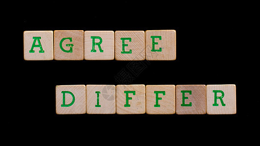 旧木板块上的字母同意 不同网络拼字绿色休息游戏木头互联网黑色图片