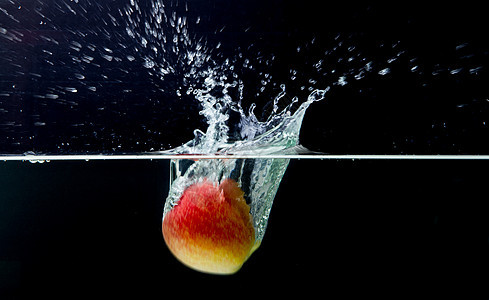 红苹果 有泼水背景图片